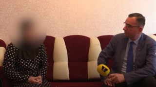 13 yaşlı qızın qaçdığı kişinin həyat yoldaşı: "Böyük uşağımın 12 yaşı var"   - VİDEO