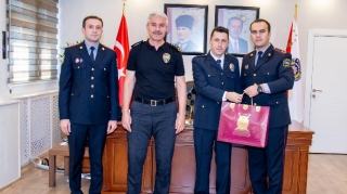 DİN Azərbaycan Bayrağına göstərdiyi ehtirama görə türkiyəli polisi təltif etdi  - FOTO