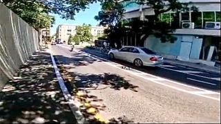 Maşını velosiped zolağında park edib yolu bağladı - 90-HR-078   - VİDEO