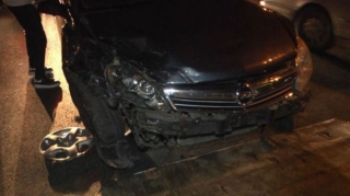 В Баку столкнулись три автомобиля: один из водителей получил тяжелые травмы   - ФОТО