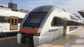 Sumqayıtda yeniyetmə vaqonun şüşəsini sındırdı 