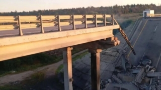 Ukrayna iki şəhəri birləşdirən körpünü MƏHV ETDİ  - FOTO