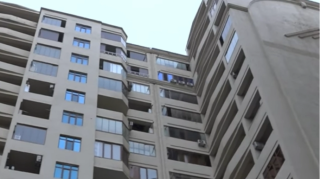 Eyni mənzil bir neçə nəfərə satılıb? - Vətəndaşlar ayağa qalxdılar - VİDEO