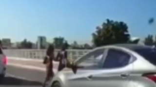Bayraq meydanı yaxınlığında qadınları maşın vurdu - VİDEO