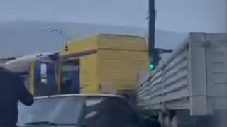 "Meyvəli"də "Tofaş"la yük maşını toqquşdu - VİDEO