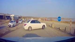 На дороге Сарай-Новханы водитель грубо нарушил правила и совершил опасный маневр - ВИДЕО 