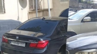 Küçədə yararsız vəziyyətdə qalan “AA” seriyalı avtomobil kimindir? – FOTOLAR 