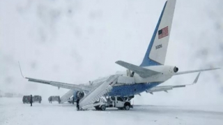 Prezidentin təyyarəsi şiddətli qar çovğununa düşüb - VİDEO 