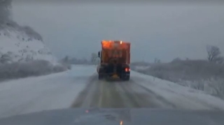 Дорогу Победы очищают от снега - ВИДЕО 