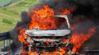 Qaradağda “Mercedes” markalı avtomobil yandı 