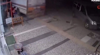 Qəfil hərəkətə gələn yük maşını səkiyə çıxaraq piyadaları ölümlə üz-üzə qoydu – ANBAAN VİDEO 