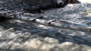 Körpü dağıldı, kənd iki yerə bölündü: "Balalarımı su aparıb" - VİDEO 