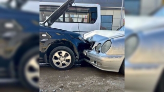 “Chevrolet” yolda dayanmış “Mercedes”ə çırpıldı  - VİDEO