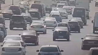 Yol polisi zolağı qəfil dəyişib təhlükə yaradanların görüntülərini yaydı - REAL VİDEO 