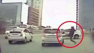 Nömrəsiz maşınla qadını sıxışdırıb avtomobilini əzdilər – Polis axtarışa başladı - FOTO - VİDEO 