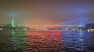 İstanbulda körpü Azərbaycan bayrağının rənglərinə büründü - VİDEO 