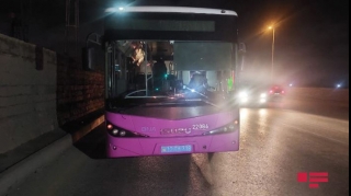 Bakıda minik avtomobili avtobusla toqquşdu - FOTO 