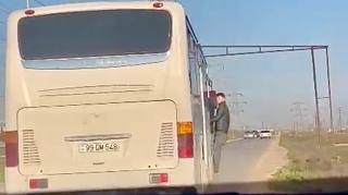 В Баку водитель автобуса грубо нарушил правила пассажироперевозок - ВИДЕО 