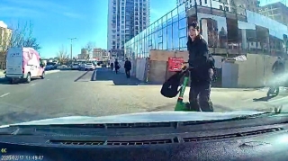 Skuterlə yola qəfil çıxan məktəblilər qəzadan son anda qurtuldular    - REAL VİDEO