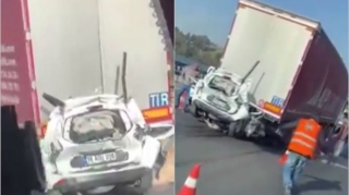 В турецком Измире два грузовика смяли легковой автомобиль, водитель погиб    - ВИДЕО - ФОТО