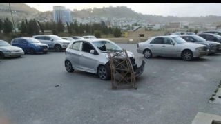 “Jurnalistlər binası”ndan uçan məhəccər avtomobili zədələdi - FOTO 