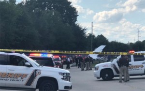 Təyyarə avtomobillərin üzərinə düşdü - Yaralananlar var