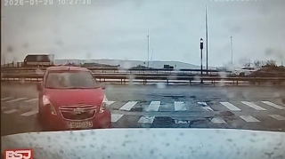 Qayda pozan qadın sürücü işıqforda dayanan avtomobili vurdu   - REAL VİDEO