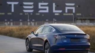“Tesla” milyondan çox elektromobilini geri çağırır 