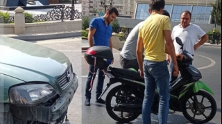 Bakıda maşınla kuryer motosikleti toqquşdu - VİDEO - FOTO