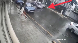 Zaqatalada “Opel” sürücüsü park edilmiş “BMW”ni  vurdu  - ANBAAN VİDEO