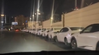 Taksi sayı ilə bağlı limitə görə AYNA-nın önündə növbə yaranıb - Nə baş verir? - VİDEO   