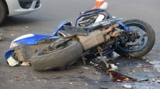 Gəncədə avtomobil motosikletçini vurub 