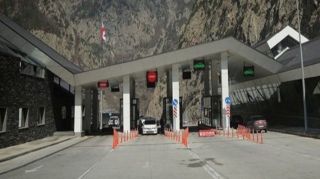 Vladiqafqazda minik avtomobillərinin Gürcüstan istiqamətində hərəkəti məhdudlaşdırıldı 