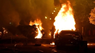 İğtişaşlar davam edir: 40-a yaxın avtomobil yandırıldı 