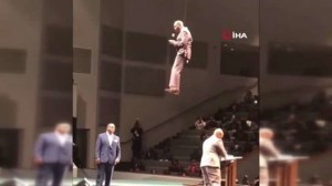 Bu da oldu! "Uçan" din xadimi gündəm oldu - VİDEO