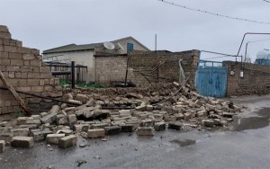 Hasar qaz xəttinin üzərinə aşdı