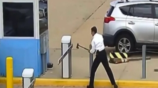 Hava limanında dayanacağa BALTA İLƏ HÜCUM  oldu