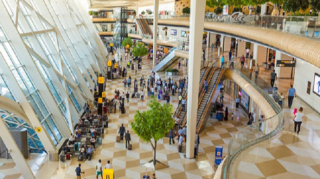 Bakı aeroportunda QULDURLUQ:  döyüb pulunu əlindən aldılar