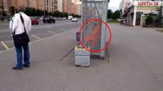 Şəhərin ortası ilə yarıçılpaq gəzən qız görənləri heyrətə gətirdi  - VİDEO