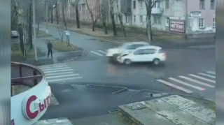 Yolayrıcında qəza:  qırmızı işıqda keçməyin acı nəticəsi  - VİDEO