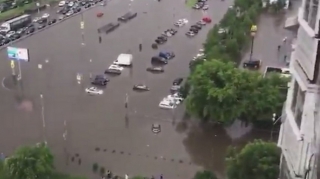 Leysan yağışından sonra küçələri və metro stansiyasını su basıb - FOTO