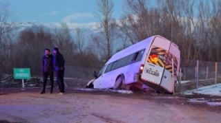 Şagirdləri daşıyan mikroavtobus qəzaya uğrayıb, yaralılar var 