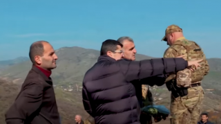 Araik ön xəttə gəlib Azərbaycan bayrağını seyr etdi - VİDEO 