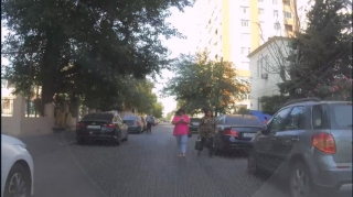 Başı telefona qarışan qadın maşının üzərinə getdi - VİDEO