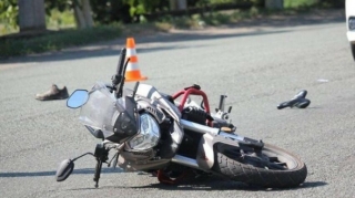 Bakıda iki motosikletçini avtomobil vurdu