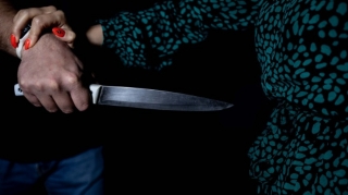 Bakıda kişi ilə qadın bir-birini bıçaqlayıb, qadının gözü çıxıb 