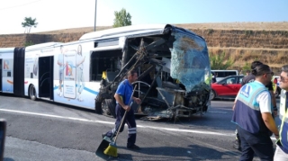 İstanbulda iki metrobus toqquşdu - 1 ölü,  35 yaralı - FOTO