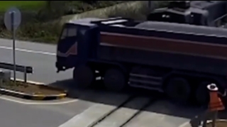 Göz görə-görə ölümə gedən sürücü  - VİDEO