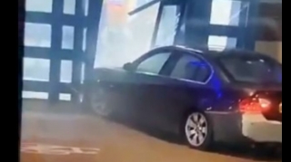 Londonda avtomobil polis idarəsinə çırpıldı - VİDEO