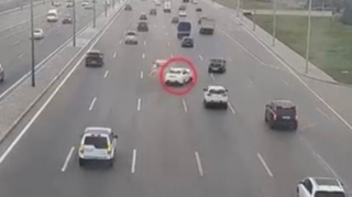 В Баку произошло ДТП по причине невнимательности водителя - ВИДЕО
